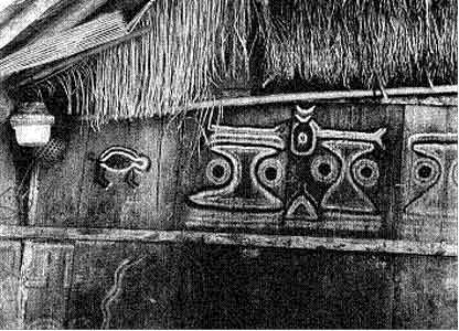 Detail einer Langhaus-Wand, die mit Mustern aus halluzinatorischen yajé-Erlebnissen bemalt ist.
