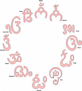 Darstellungen des Om in verschiedenen indischen Schriftsystemen.